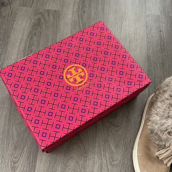 Tory Burch fur shoes. Size 6M - Picture 6 of 8